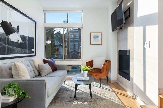 Building Photo - Modern 4-Bedroom Townhome in the Heart of ...