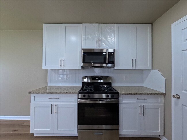 Building Photo - 17107 Westminster Village Ct