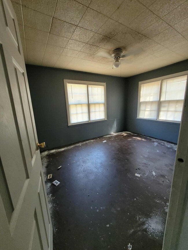 Building Photo - 108 E Cedar Ave