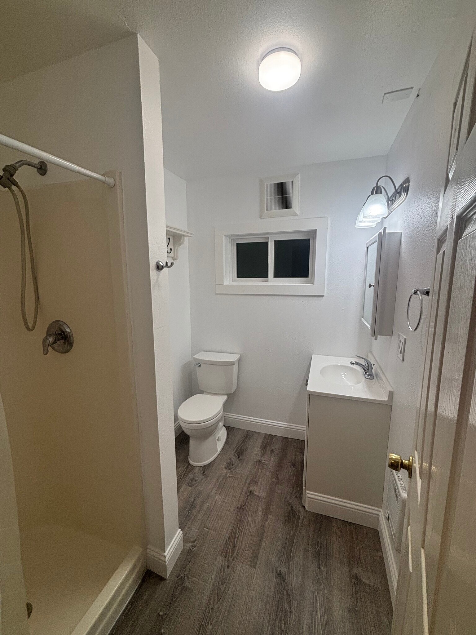 bath - 1700 California Ave S