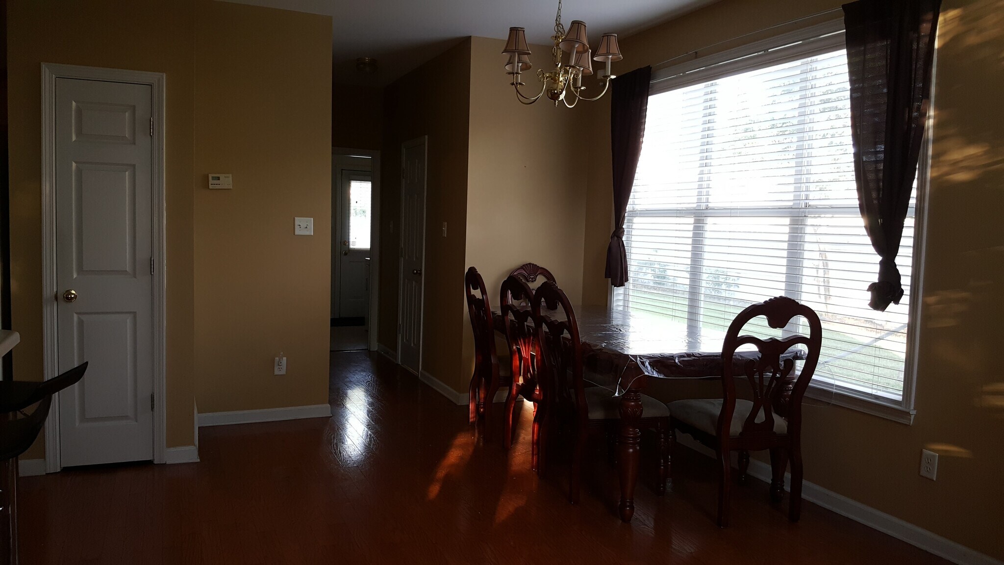 Living Room &amp; dining room - 1162 Island Pl E