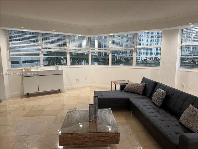 Building Photo - 801 Brickell Bay Dr