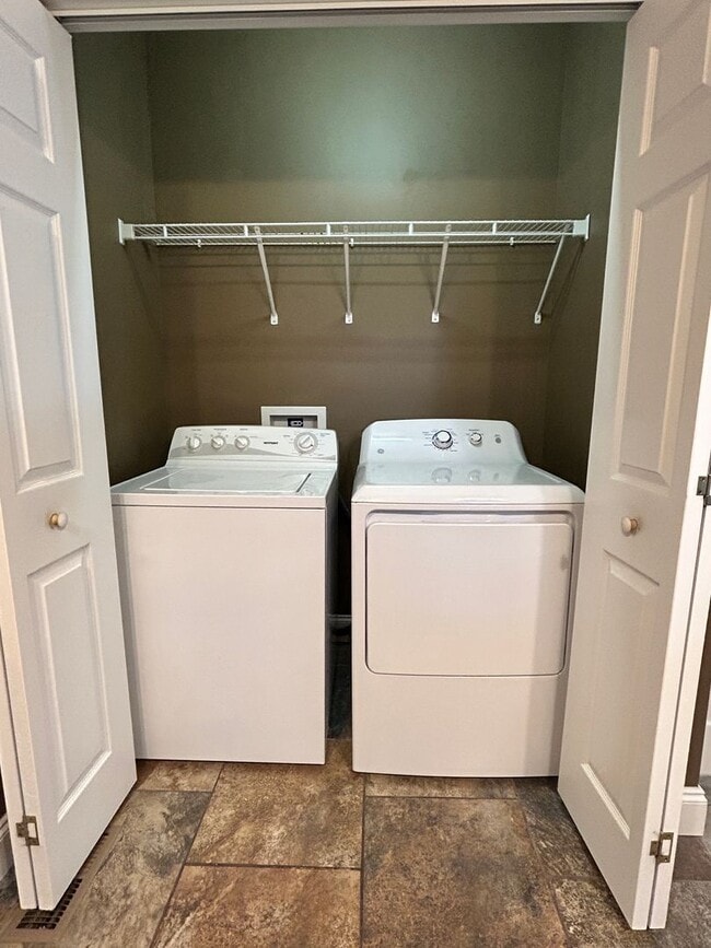 Building Photo - 310 Oak Vista Dr