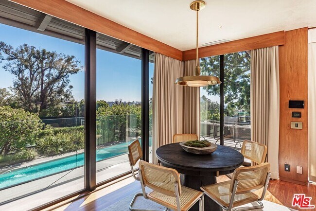 Building Photo - 400 Toyopa Dr