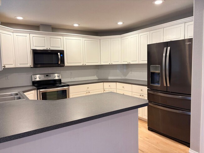 Building Photo - Beautiful 4-Bedroom Meridian Home with 4-Car Garage & Prime Location