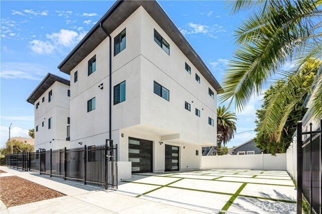 Building Photo - 443 N Harvard Blvd