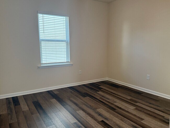 Building Photo - AMAZING LOCATION, Fantastic 3 Bed Home, In...