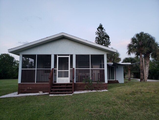 Building Photo - 868 Bay Dr