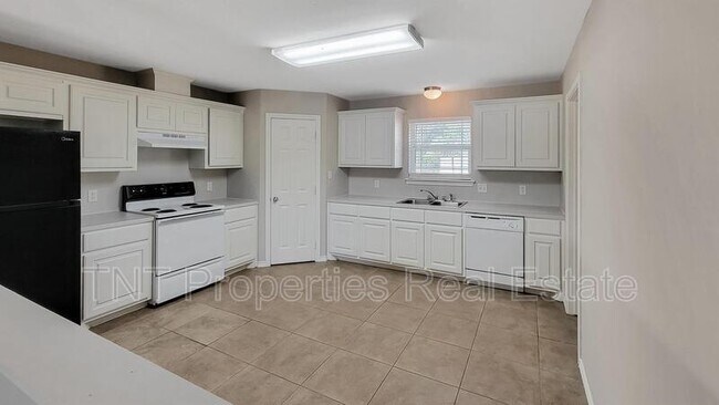 Building Photo - 9902 Risky's Ranch Dr