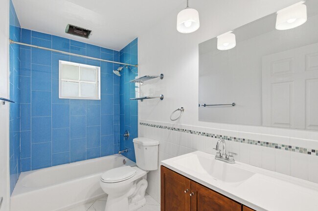 Building Photo - 2700 Yarmouth Dr