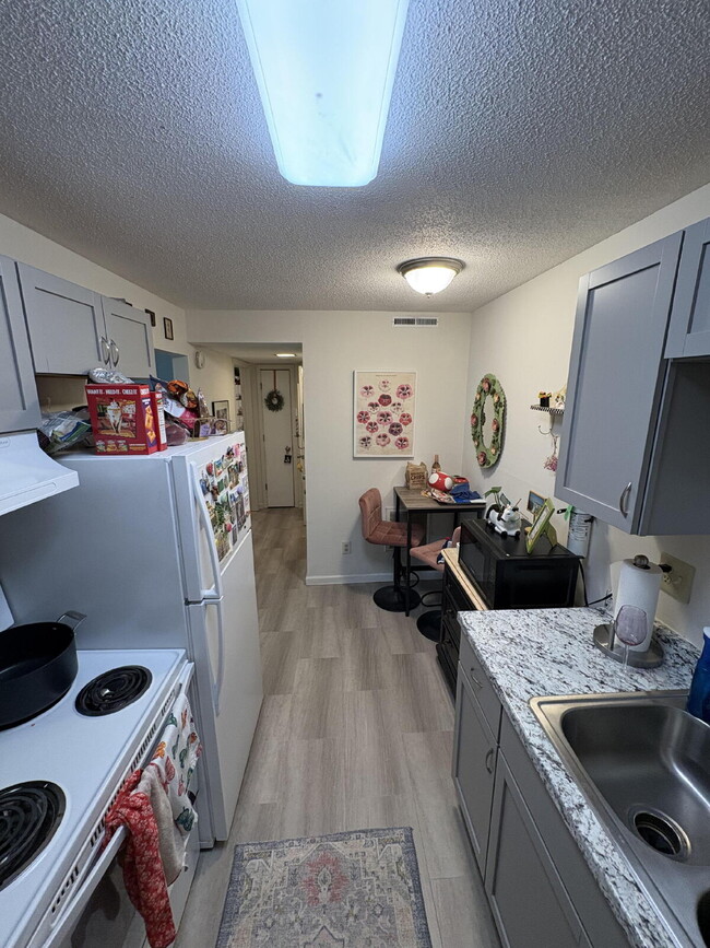 Building Photo - Apartment For Rent! In Unit Laundry!