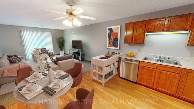 Building Photo - 3 BEDROOM, 2 BATH WALK IN TOWNHOME, ATTACH...
