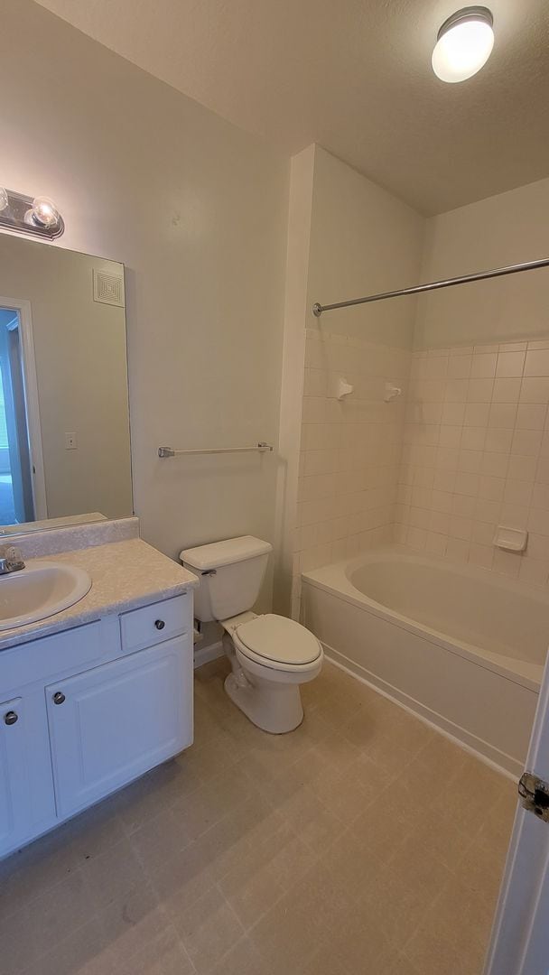 Building Photo - The Villas Condominiums  2/2 AVAILALBE NOW!