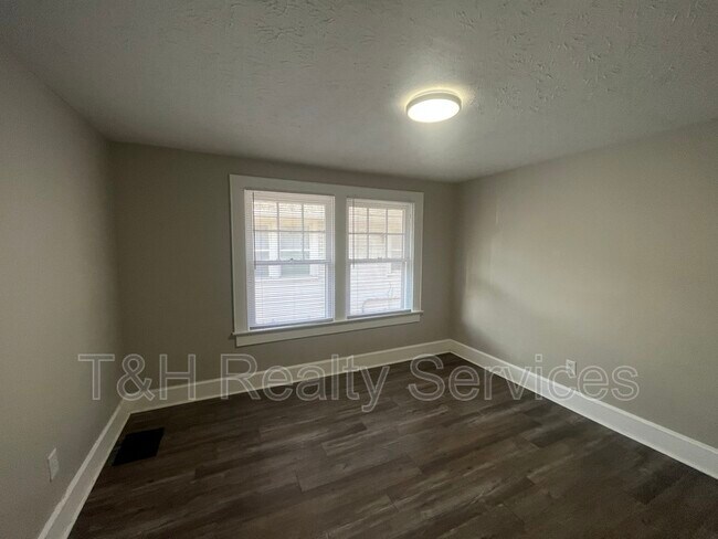 Building Photo - 4926 E New York St