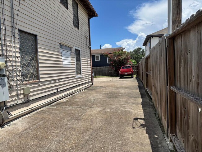 Building Photo - 5617 Eskridge St