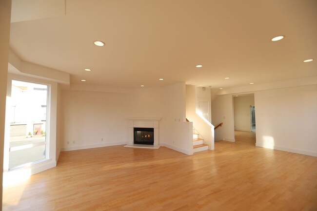 Building Photo - Bayview: Modern Townhome 4 bedroom 2 1/2 B...