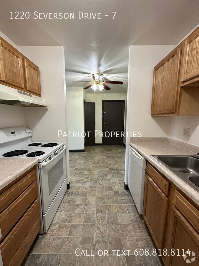 Building Photo - 1 bedroom/ 1 bath apartment in Sun Prairie...