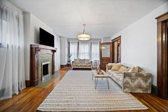 Building Photo - 425 W 8th St