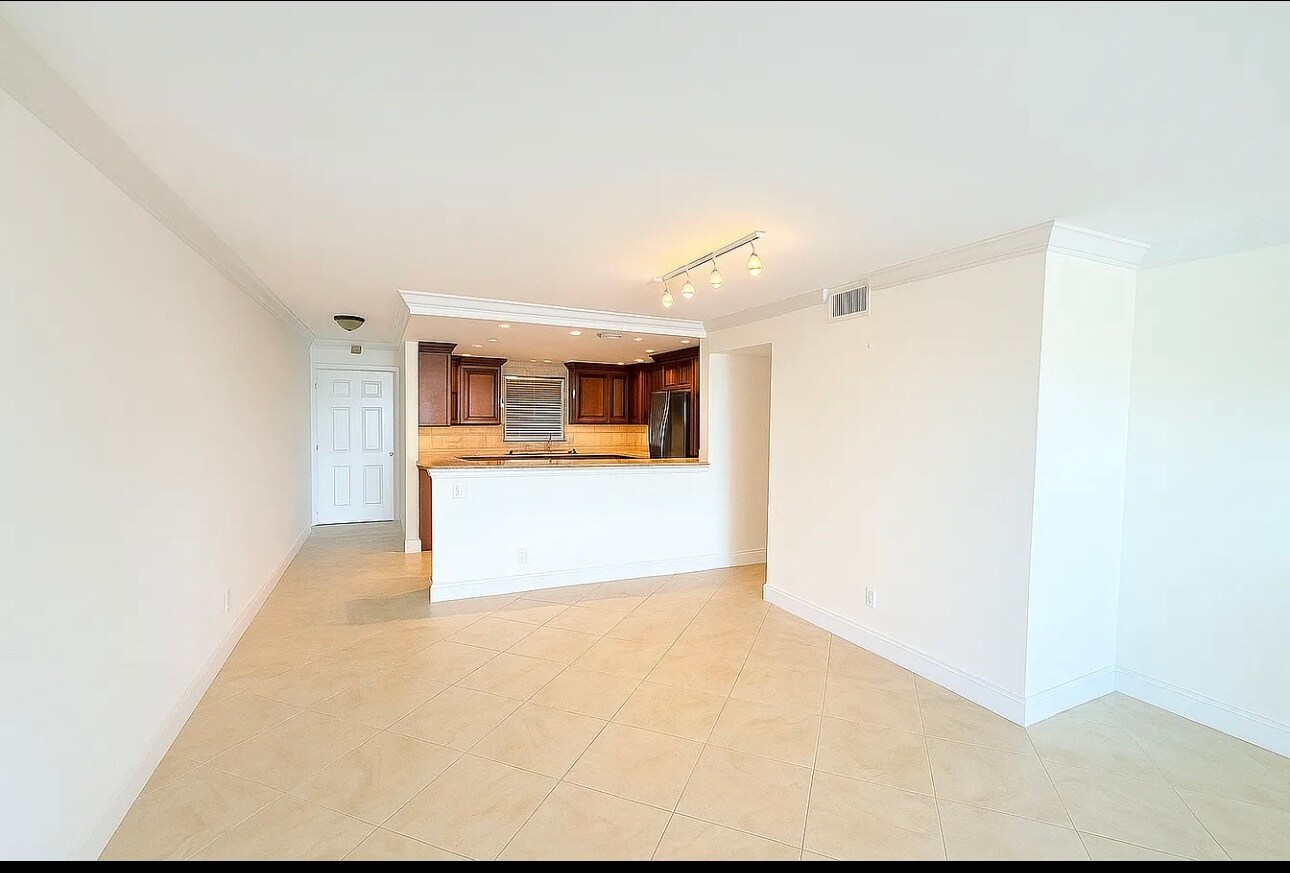 Building Photo - 1160 Hillsboro Mile