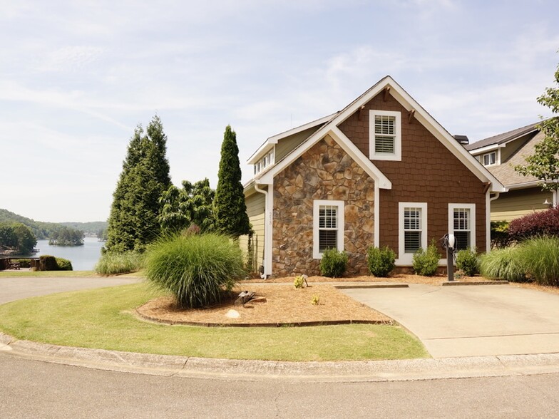 Building Photo - 213 Lakeside Dr
