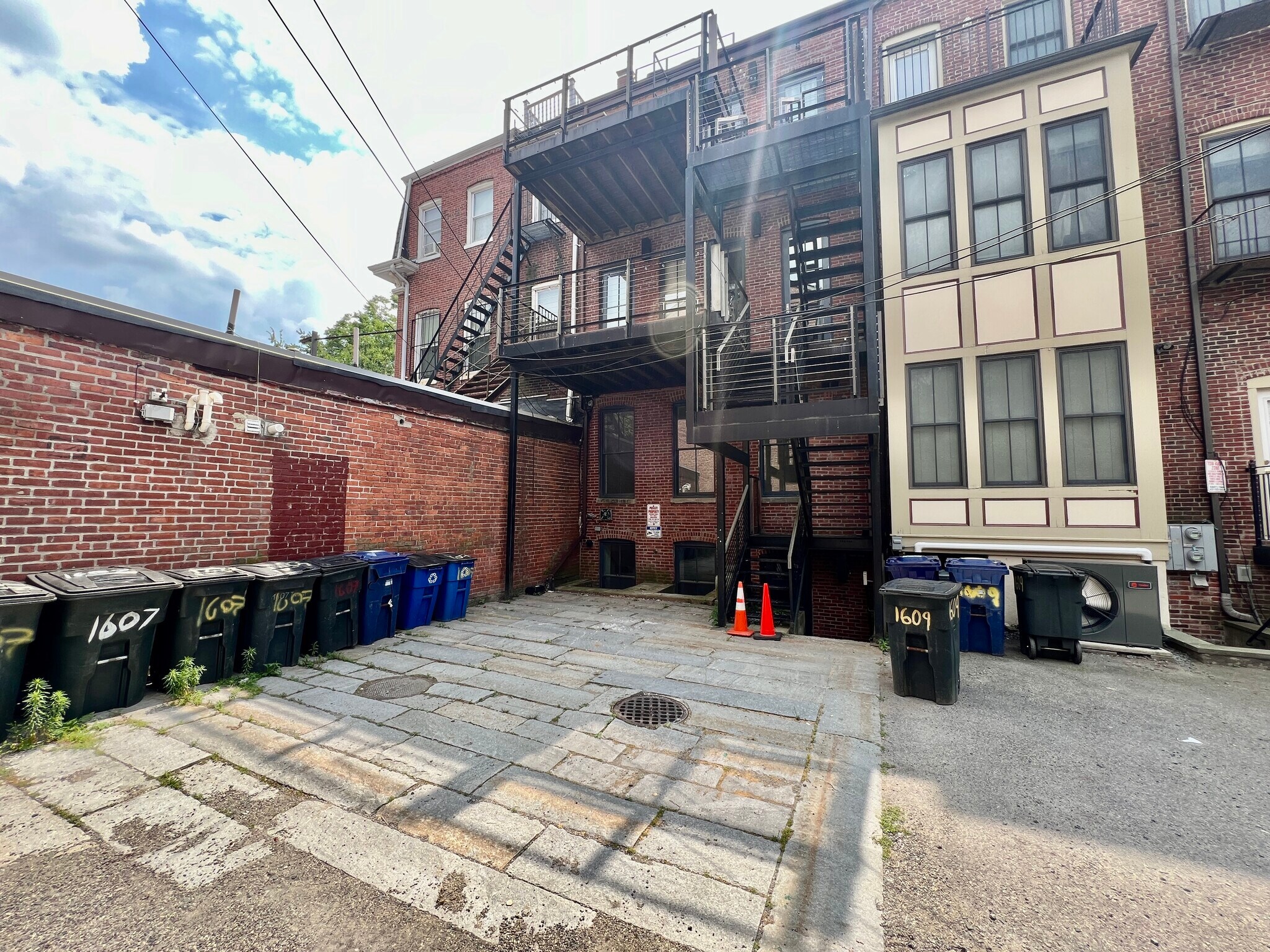 Building Photo - 1607 Tremont St