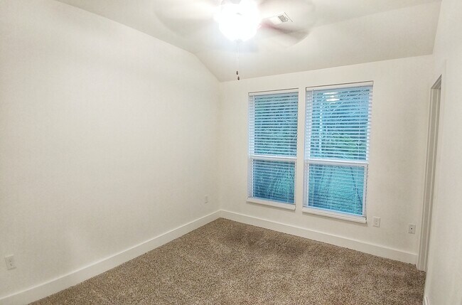 Building Photo - 4330 Mallow St