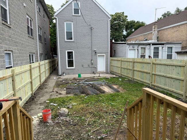 Building Photo - 1821 S Fairfield Ave