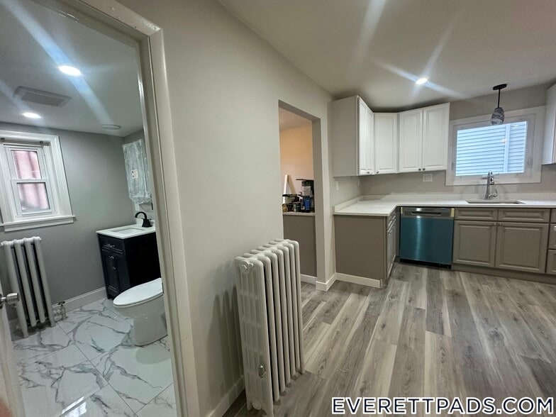 Building Photo - 13 Gladstone St