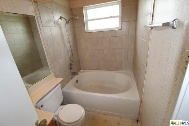 Building Photo - 2305 Woodlands Dr