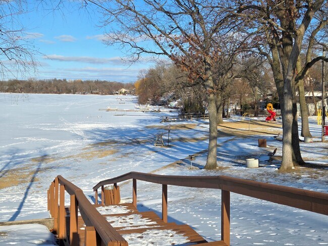 Building Photo - 29 E Lake Shore Dr