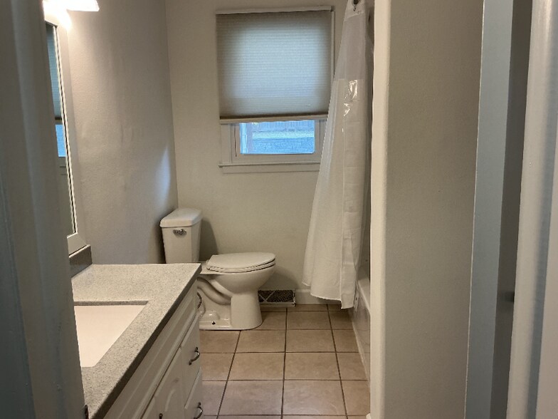 Building Photo - 127 Wesgaye St