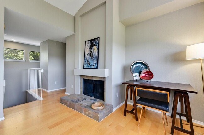 Building Photo - 4711 Spicewood Springs Rd