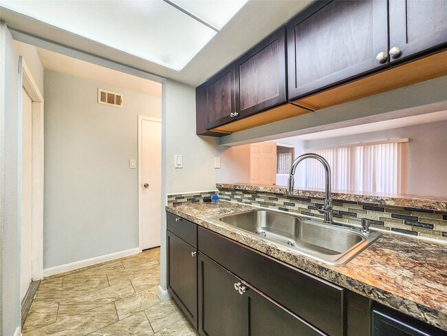 Building Photo - 2820 S Bartell Dr