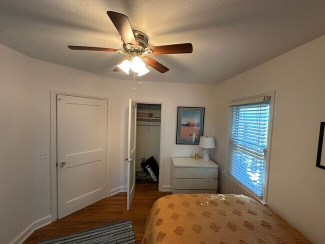 Building Photo - 3 BED | 1 BATH | SPACIOUS GATED BACKYARD |...