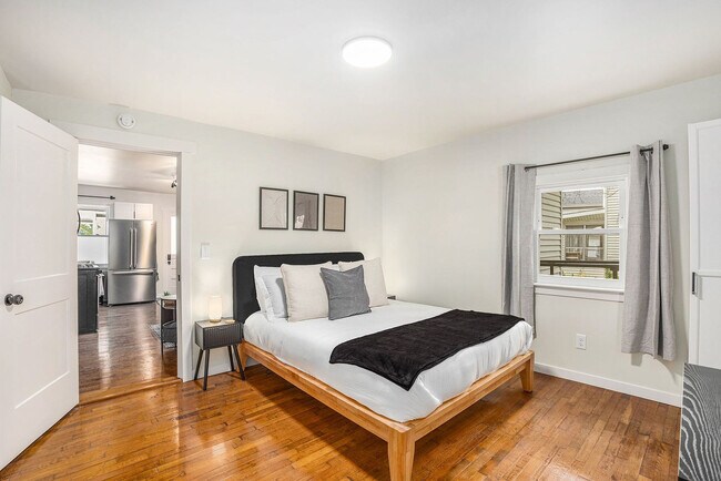 Building Photo - 37 Gold Ave NW