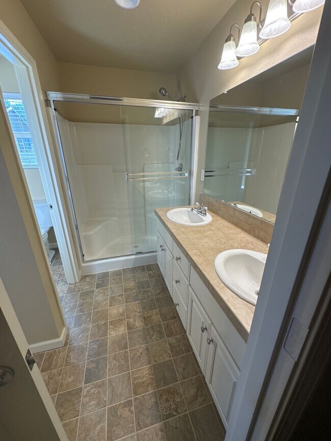 Building Photo - ? Beautiful 4-Bed, 3-Bath North Albany Hom...