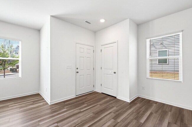 Building Photo - Charming 3BR End-Unit Townhome in Wake Forest!