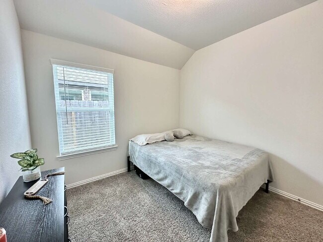 Building Photo - Charming 4-Bedroom Retreat with Granite Accents & Hardwood Elegance in Alvin!