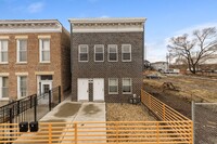 Building Photo - Little Village Rehab in a Great Location