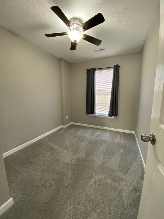 Building Photo - 3 Bedroom, 2 Full + 2 Half Bath Townhome i...