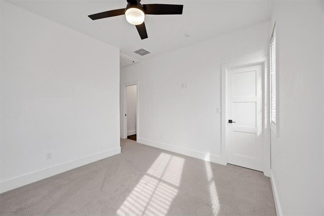 Building Photo - 966 Hangar Dr