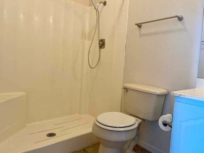 Building Photo - Upper Unit