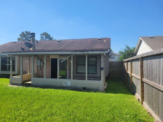Building Photo - Pet Friendly, One Story 3 Bedroom Available!