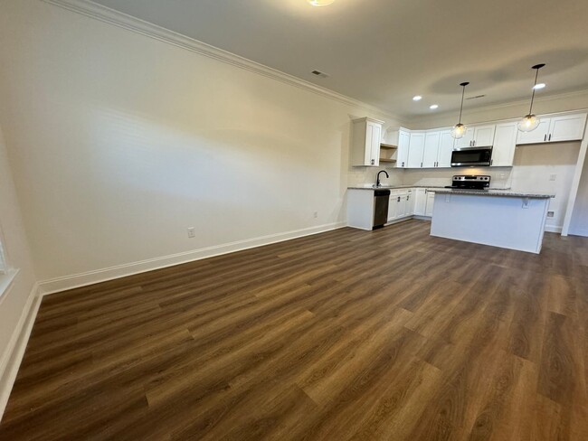 Building Photo - NEW 3/2.5 Gaited Townhouse in Downtown Rom...