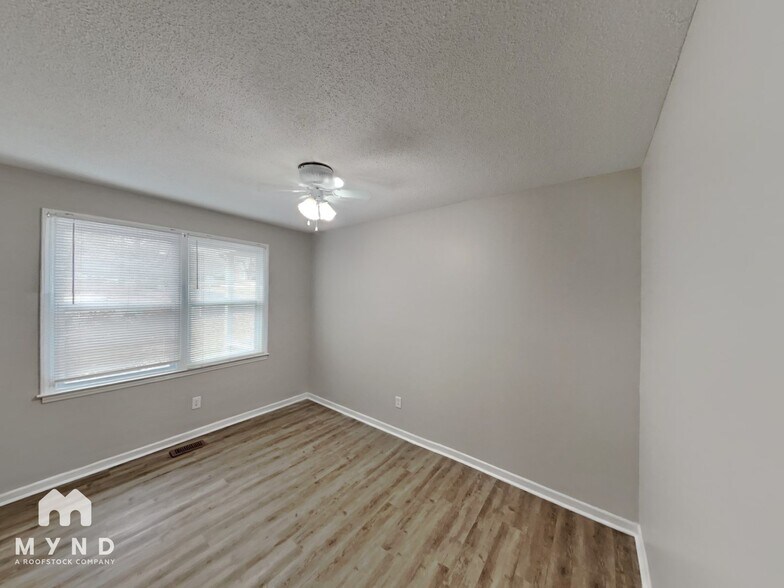 Building Photo - 400 Woodstream Dr