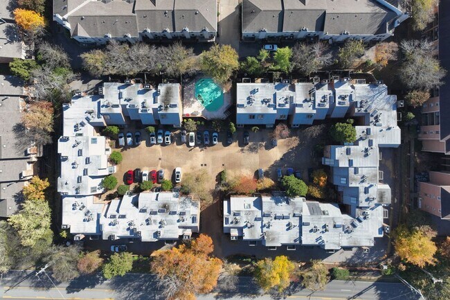 Building Photo - **PERFECTLY SITUATED TOWNHOME IN GREEN HIL...