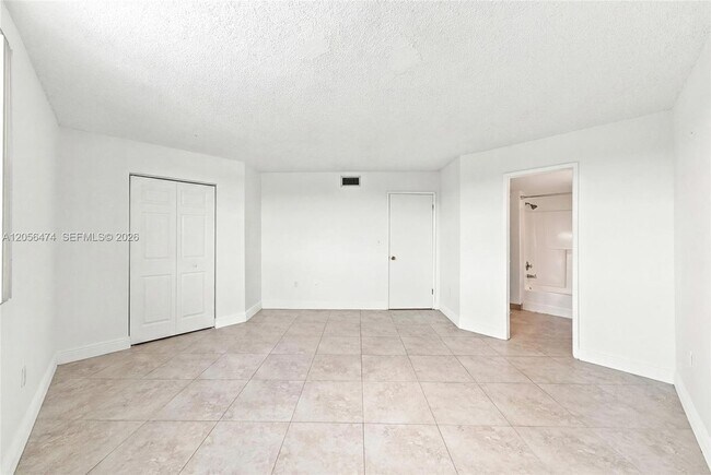 Building Photo - 9735 Fontainebleau Blvd