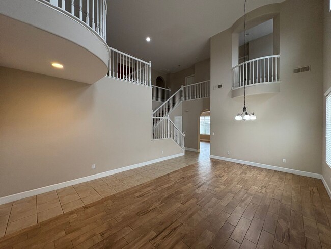 Building Photo - 3116 W Buena Vista Ave