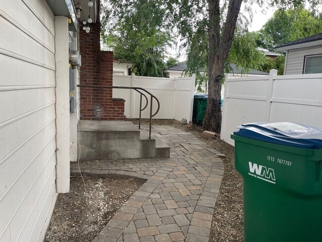Building Photo - 1 Bedroom / 1 Bathroom Duplex in Old South...
