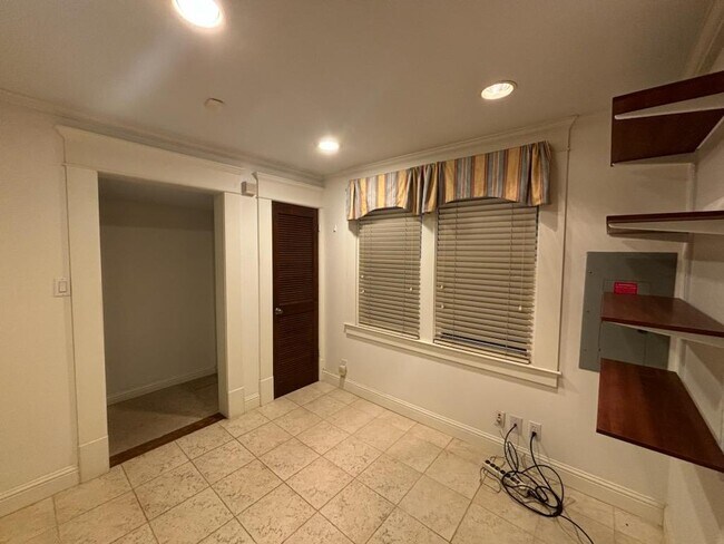 Building Photo - 1129 Cortlandt St